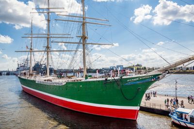 Navire-musée Rickmer Rickmers, trois-mâts vert, blanc et rouge