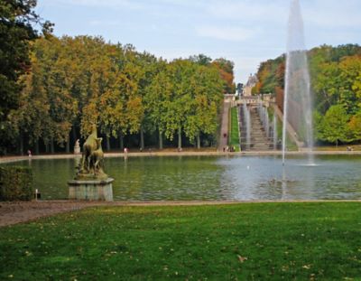 Parc de Sceaux in Paris, with a large lake, fountains and a wide, steep staircase