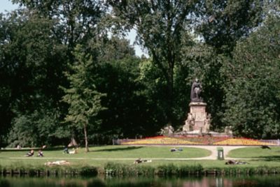 Statue de Joost van den Vondel dans le jardin public de Vondelpark