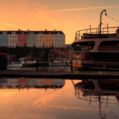 Port de Bristol au coucher du soleil, avec le bateau Thekla amarré sur les quais du Harbourside