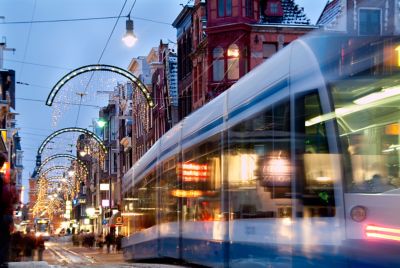 Tramway et passants qui circulent dans le centre-ville d’Amsterdam en période de Noël