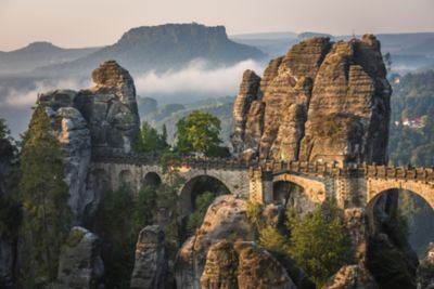 Bizarre Felslandschaft an der Bastei-Brücke im Nationalpark Sächsische Schweiz bei Dresden
