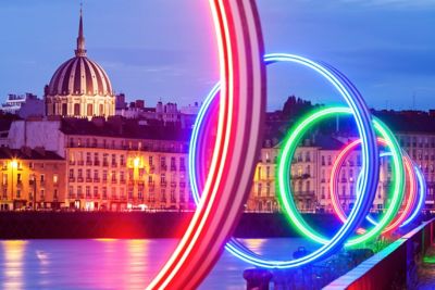 Façade et dôme de l’église Notre-Dame de Bon-Port à Nantes de nuit, depuis les berges de l’île de Nantes