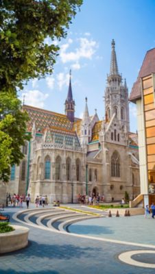 Neugotische Matthiaskirche in Budapest mit bunten Keramikziegeln vor blauem Himmel