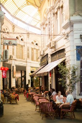 Pasajul Macca-Vilacrosse, eine überdachte Passage in der Altstadt von Bukarest, mit Cafés