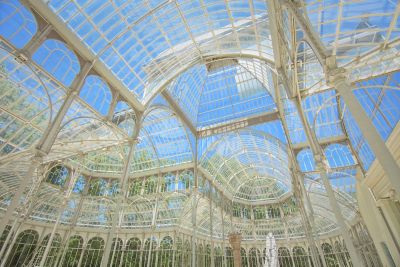 Estructura de metal y cristal del Palacio de Cristal en el parque del Retiro