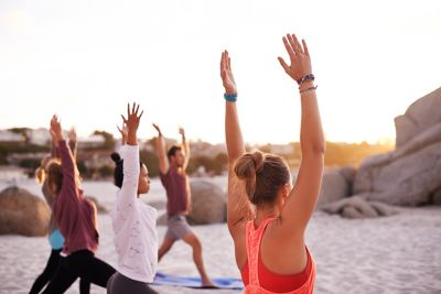 Cours de beach yoga, activité de bien-être holistique