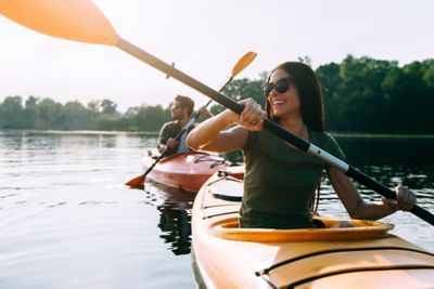 Un couple fait du kayak sur l’Eure