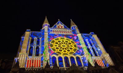 Scénographie lumineuse projetée sur la cathédrale Notre-Dame de Chartres lors de l’événement Chartres en lumières