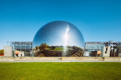 A futuristic, reflective dome building at Cité des Sciences et de l’Industrie, Paris