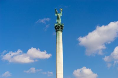 Säule mit Erzengel Gabriel auf dem Budapester Heldenplatz vor blauem Himmel