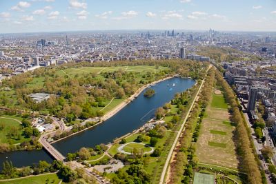 Der Hyde Park in London mit Serpentine und Londoner Skyline aus der Luft gesehen