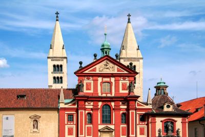 Façade de la basilique Saint-Georges dans l'enceinte du château de Prague