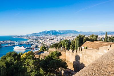 Port de Malaga vu depuis le château du Gibralfa, sous un ciel bleu sans nuage
