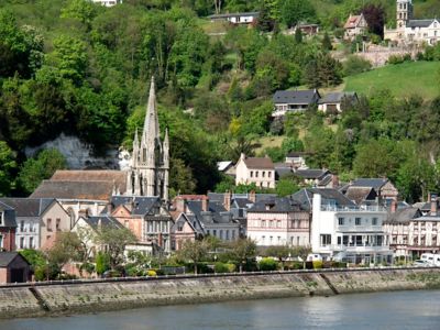 Village normand en bord de Seine lors d'une croisière pour visiter Rouen