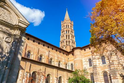 Basilique Saint-Sernin de Toulouse en contre-plongée, une journée d’automne