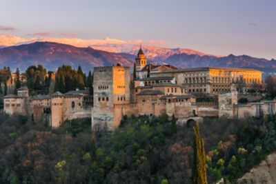 Alhambra de Grenade en Andalousie au coucher du soleil avec les montagnes enneigées en arrière-plan