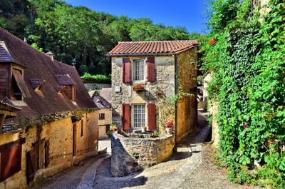 Maisons traditionnelles, avec façades en pierre, dans le centre pittoresque du village de Beynac dans le Périgord