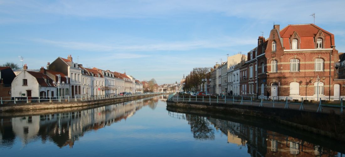 Reflet d'habitations dans le Nord de la France, Douai