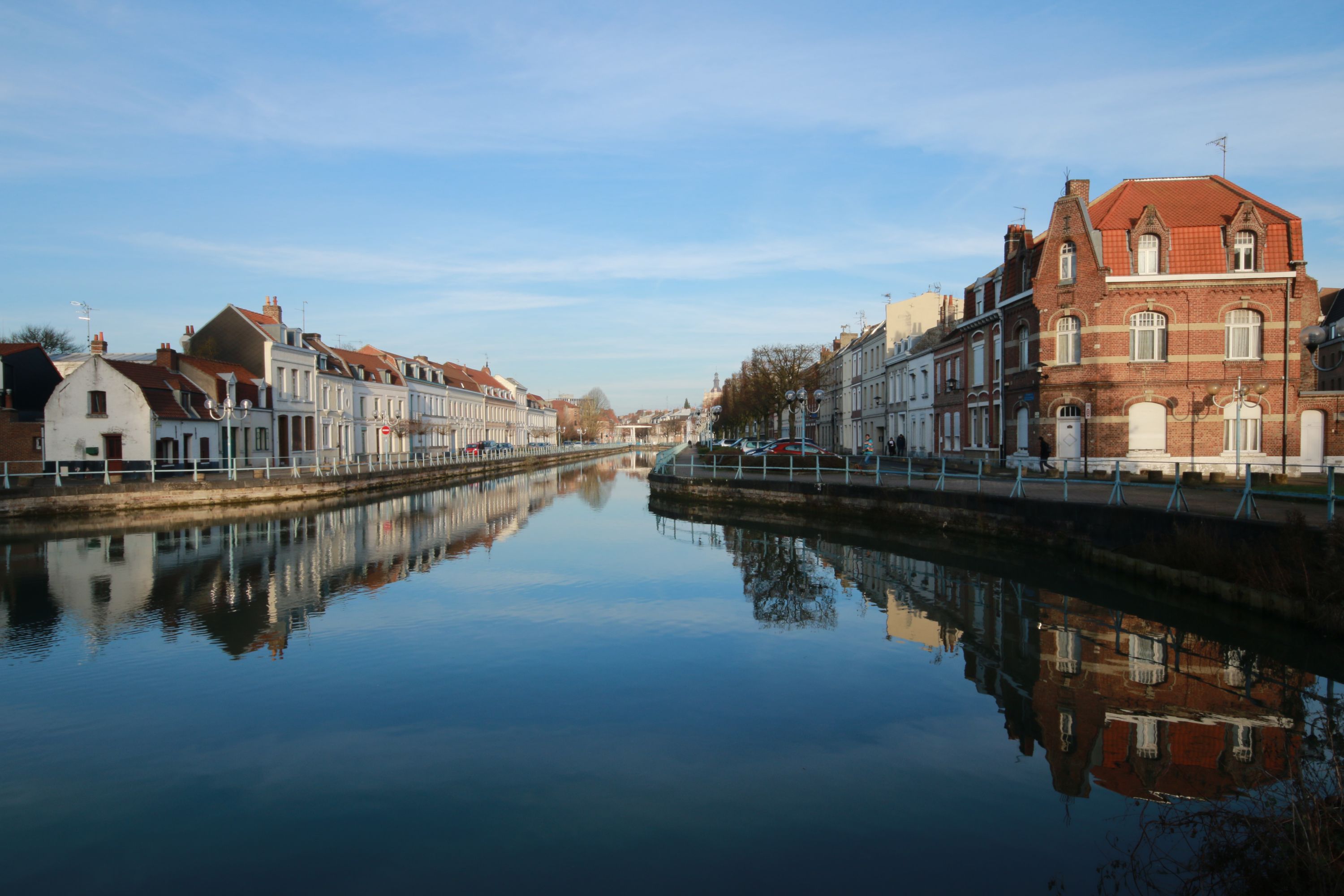 Reflet d'habitations dans le Nord de la France, Douai