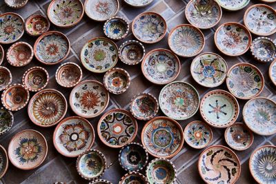 Erdfarbene Schalen aus Keramik aus Horezu, Rumänien, auf rötlichen Fliesen