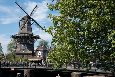Traditionelle Windmühle De Gooyer in Amsterdam mit der Brouwerij 't IJ daneben
