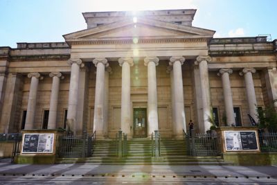 Façade néoclassique de la Manchester Art Gallery sur Mosley Street