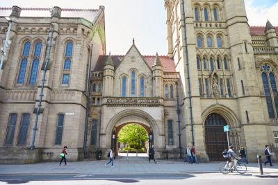 Étudiants qui marchent devant l’entrée de l’université de Manchester, où se trouve le Manchester Museum