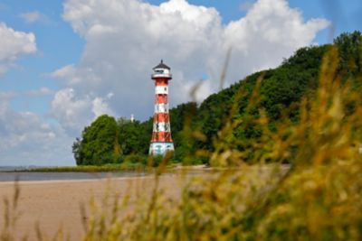 Rot-weißer Leuchtturm Wittenbergen am Falkensteiner Ufer in Hamburg durchs Dünengras aufgenommen