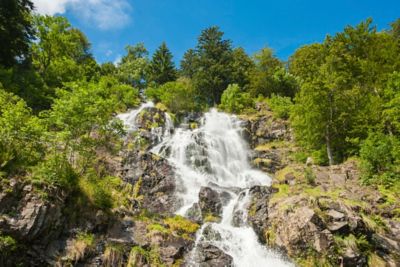 Todtnauer Wasserfall mit seidig verschwommenem Wasser vor dunklen Felsen