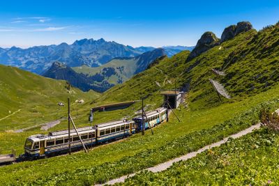Nostalgische Zahnradbahn fährt auf den Rochers-de-Naye, den Hausberg von Montreux
