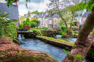 Le fleuve de l’Aven qui passe entre les maisons traditionnelles bretonnes à Pont-Aven dans le Finistère
