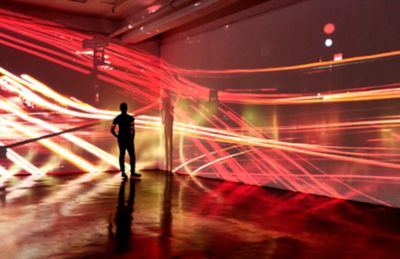 Homme observant une projection d’art numérique