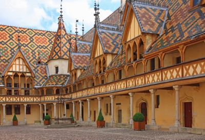 Toiture en tuile vernissée de l’Hôtel-Dieu des Hospices, à visiter à Beaune