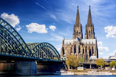 Der Kölner Dom und die Hohenzollernbrücke von der anderen Seite des Rheins gesehen