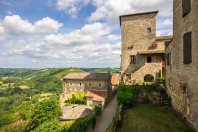Maisons en pierre et vue panoramique depuis le village de Cordes-sur-Ciel, dans le Tarn