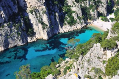 Calanque d’En-Vau, eine Bucht an der Côte d’Azur mit türkisem Wasser und schroffen Felswänden
