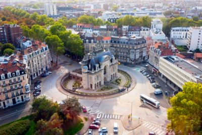 Porte de Paris, ein historisches Tor in der Mitte eines Kreisverkehrs in Lille, Nordfrankreich