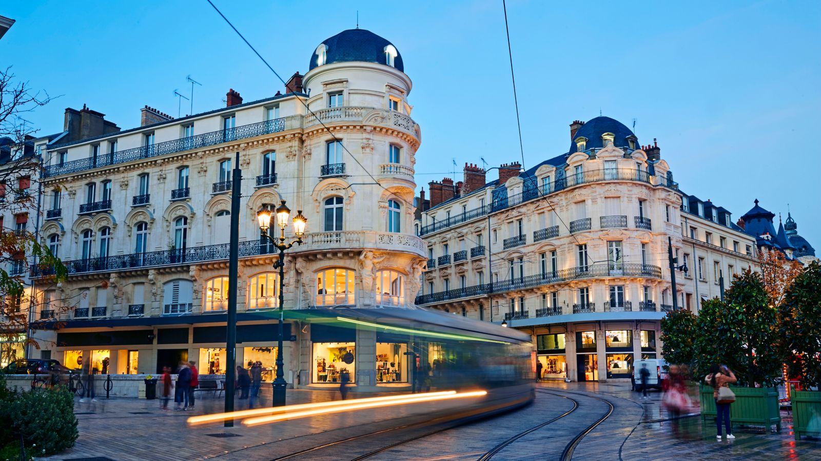 Hotel Mercure Orleans Centre: Tram at Dusk
