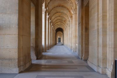 Pasillo abovedado y con arcos de piedra en el Museo del Louvre, París