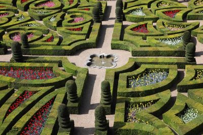 Symmetrisch angelegte Gärten des Château de Villandry an der Loire