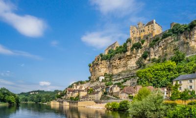 Château médiéval de Beynac qui surplombe la rivière et le village de Beynac-et-Cazenac en Dordogne, lors d'une journée ensoleillée