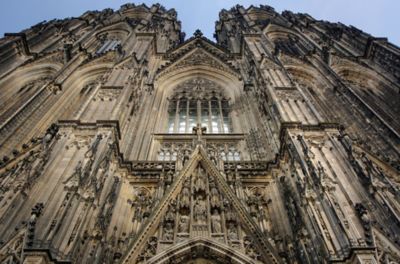 Kunstvoll verzierte, hoch aufragende Fassade des Kölner Doms