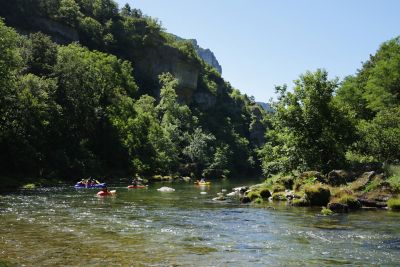 Vacanciers pagayant en canoë sur les eaux du Tarn