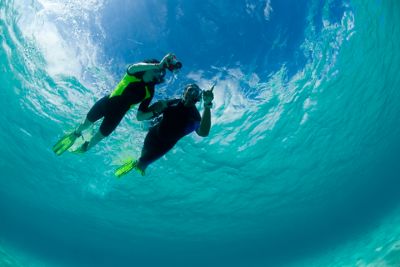 Deux nageurs en direction du musée subaquatique au large de Marseille