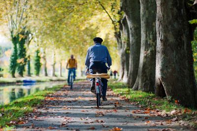 Piste cyclable le long d'un canal