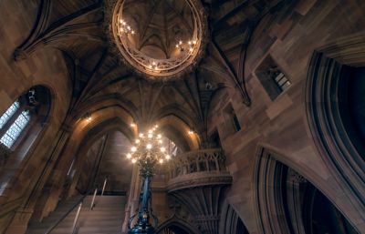Kirchenartiges Treppenhaus der John Rylands Library, einer neugotischen Bibliothek in Manchester