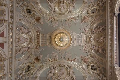 Die gold- und stuckverzierte Decke im New York Café in Budapest mit Fresken und Kronleuchter