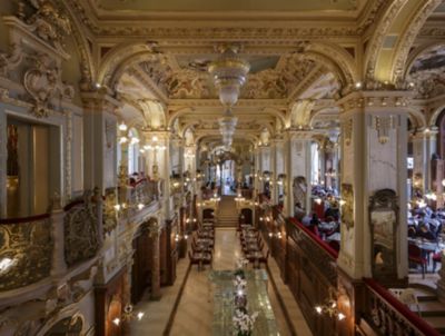 Prächtige Innenräume im Stil der Belle Époque im New York Café in Budapest
