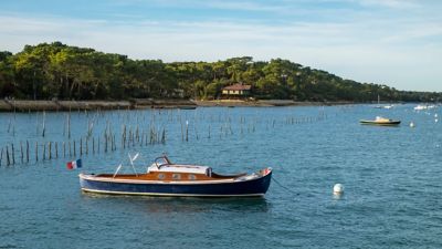 Pinasse traditionnelle amarrée dans le bassin d’Arcachon